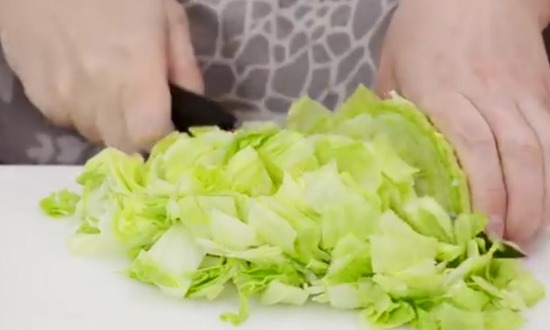 Нарезать листья салата