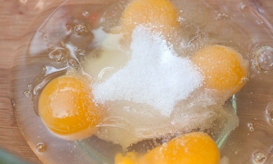 соединить яйца, соль и сахар