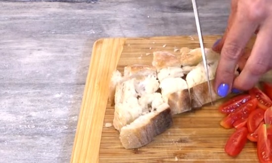 хлеб нарезать на сухари
