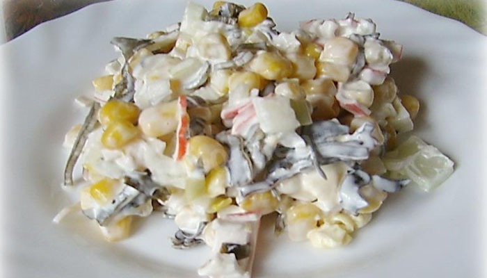 Салат с крабовыми палочками, кукурузой и морепродуктами
