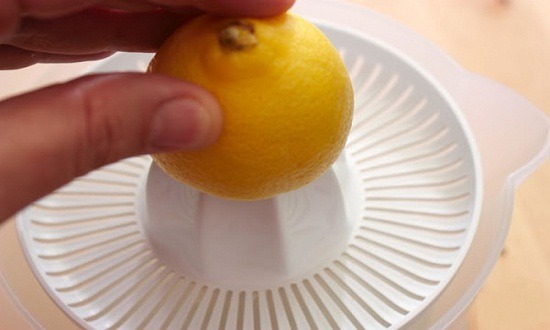 выдавить лимон