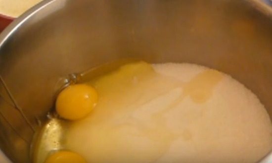 соединить яйца с мукой