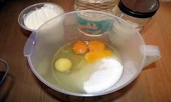 разбить яйца и добавить сахар