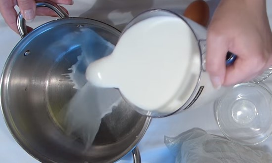 налить молоко в кастрюлю