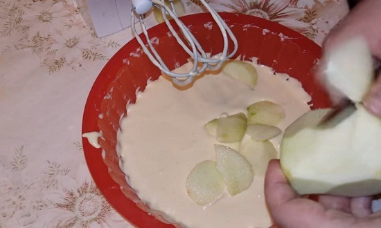 нарезать яблоко