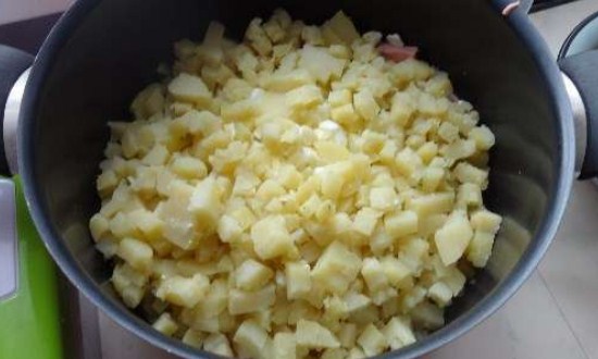 отварить и нарезать картофель