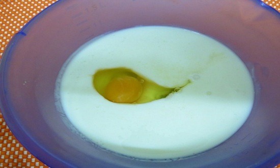 добавить в кефир яйцо