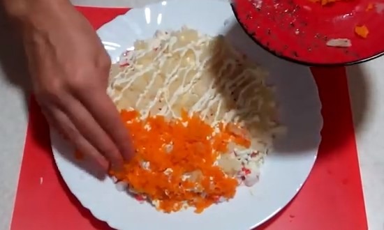 Последним слоем выкладываем морковь
