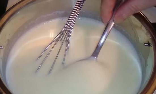 яичную смесь вливаем в молоко