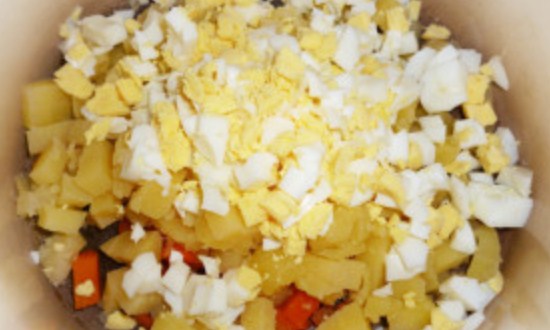 нарезать картофель, яйца и морковь
