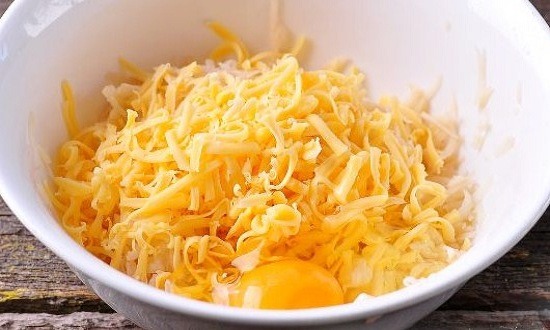 соединить сыр, картофель, яйцо