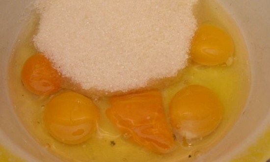 соединить яйца с сахаром