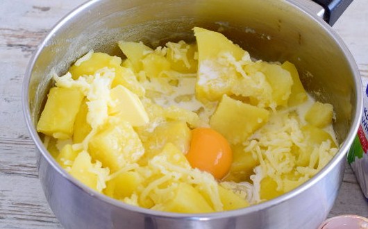 слить воду, добавить сыр и яйцо