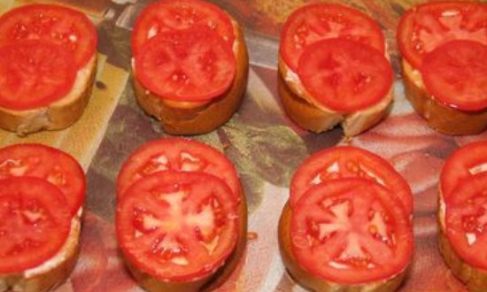 разложить нарезанный томат