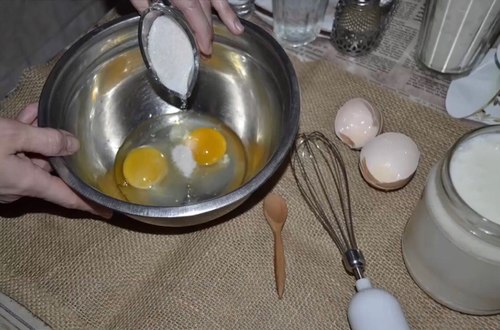 смешиваем яйца и сахар