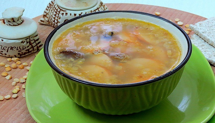 суп - пюре с горохом, сосисками и ребрышками
