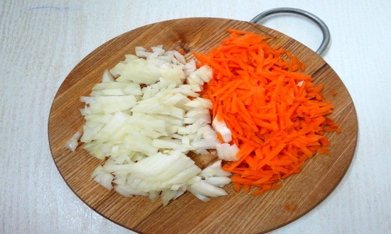 лук нарезать, морковь натереть