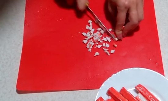 Крабовые палочки нарезаем мелкими кубиками