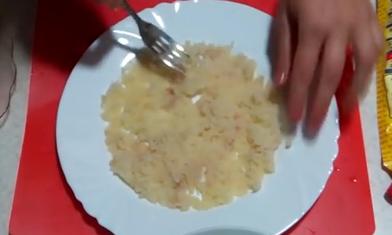 на тарелку выкладываем половину натертого картофеля