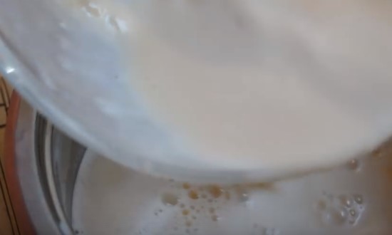 добавляем яичную смесь в молоко