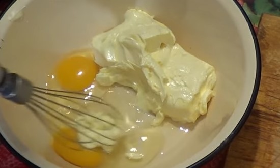 яйца взбиваем с маслом
