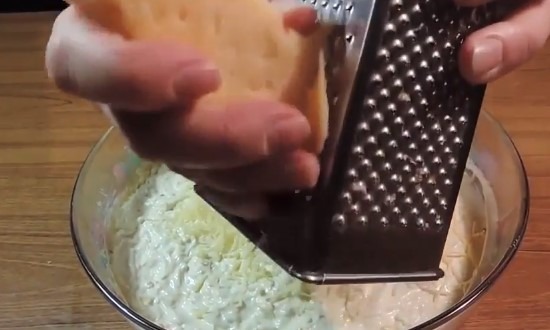 Натираем на мелкой терке сыр