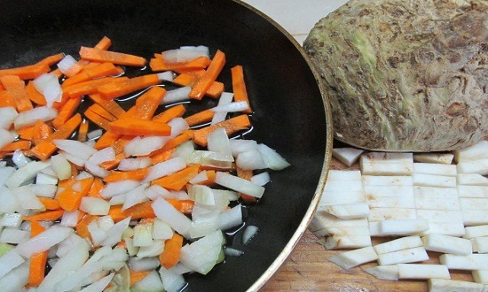 обжарить лук, морковь, сельдерей