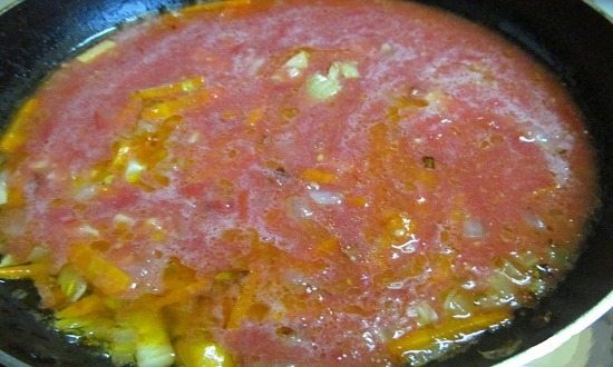 влить томатное пюре