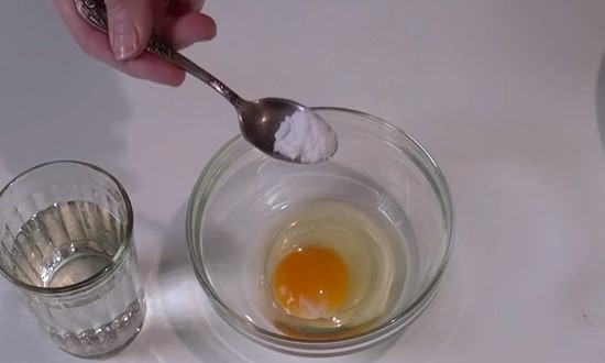 Соль и яйцо перемешиваем