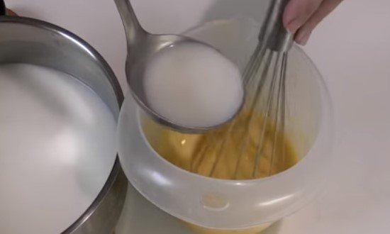 В яичную смесь добавляем молоко