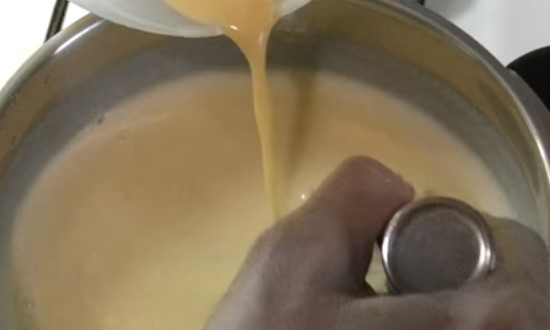 В молоко добавляем яичную смесь