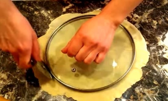 Раскатываем тесто и вырезаем корж