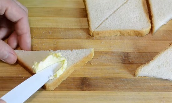 разрезать хлеб и смазать маслом