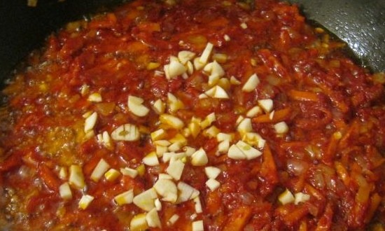 добавить томатную пасту и чеснок