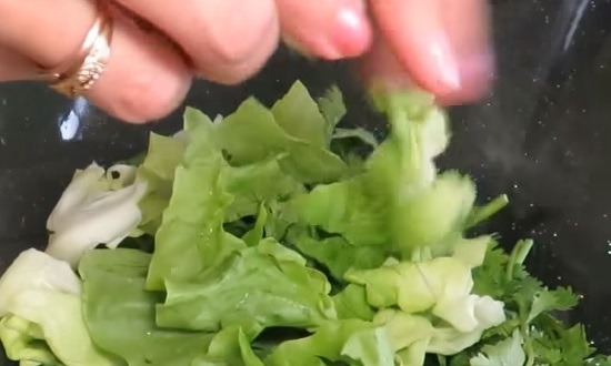 рвём листья салата