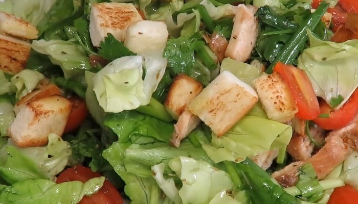 Греческий салат с курицей, сухариками и заправкой