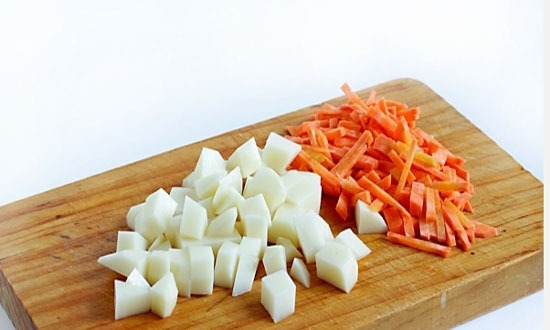 нарезать картофель маленькими кубиками, морковь - соломкой