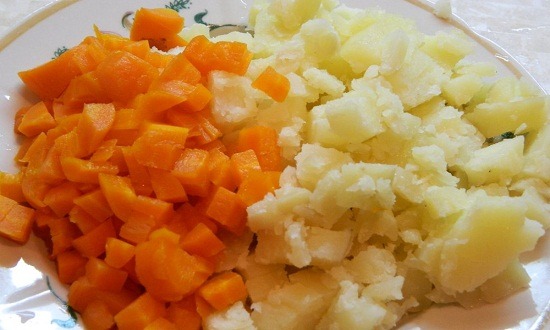 нарезать морковь, картошку