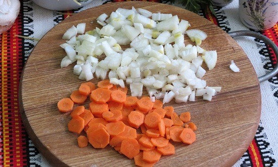 очистить, нарезать лук, морковь, обжарить