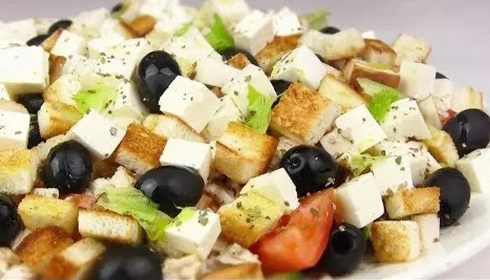 Греческий салат с курицей и сухариками, приготовленный по классическим рецептам