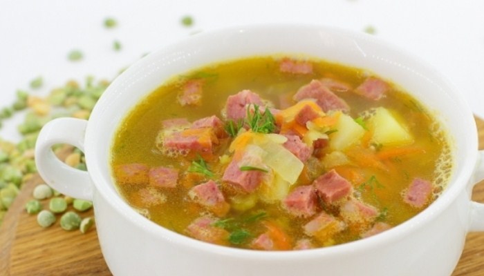 Классический гороховый суп с копчёной колбасой