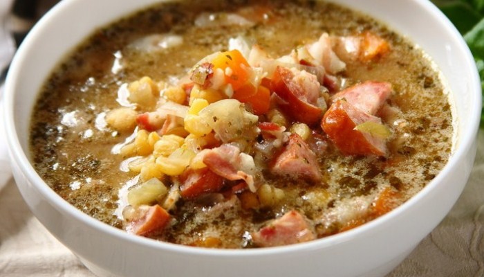 Гороховый суп с копченой грудинкой и колбасой