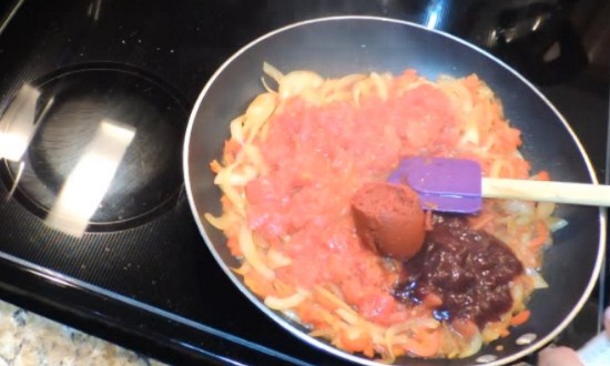добавить к овощам томатную пасту