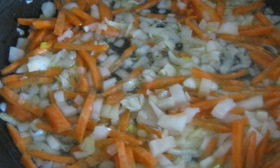 пассировать лук и морковь