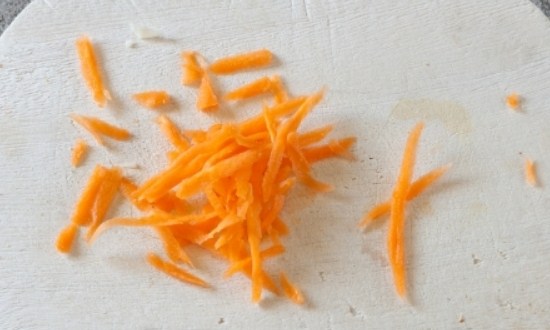 натереть крупно морковь
