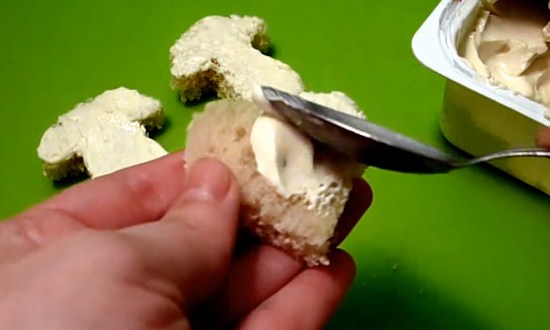 смазать плавленным сыром
