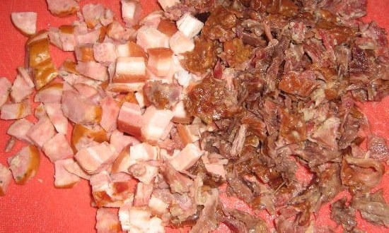 нарезать мясо с ребрышек