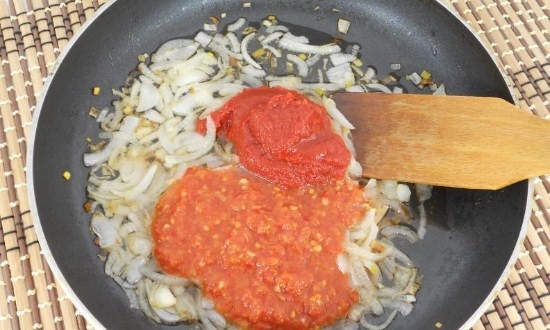 обжарить лук с томатной пастой