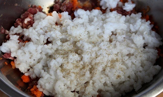 добавить отварной рис