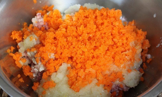 пропустить через мясорубку лук, морковь
